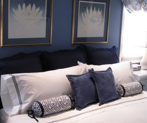 Декор квартиры: подушки-валики своими руками.